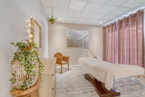 Salle de soins apaisante de l’institut Ty Détente, au Hézo.