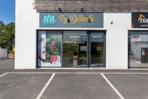 Photo de l’extérieur de l'institut Ty Détente avec accès à la page contact, Le Hézo.