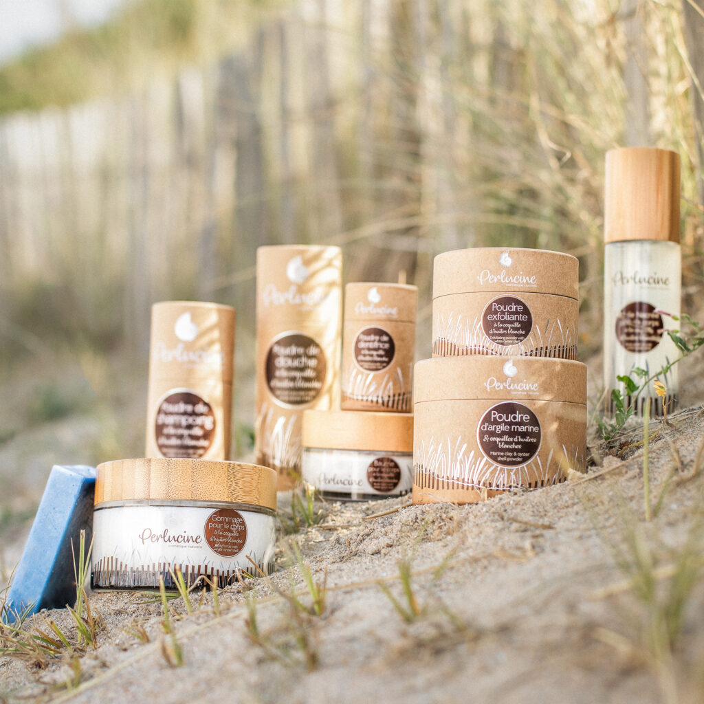 Photo de la gamme de produits Perlucine sur une plage en Bretagne