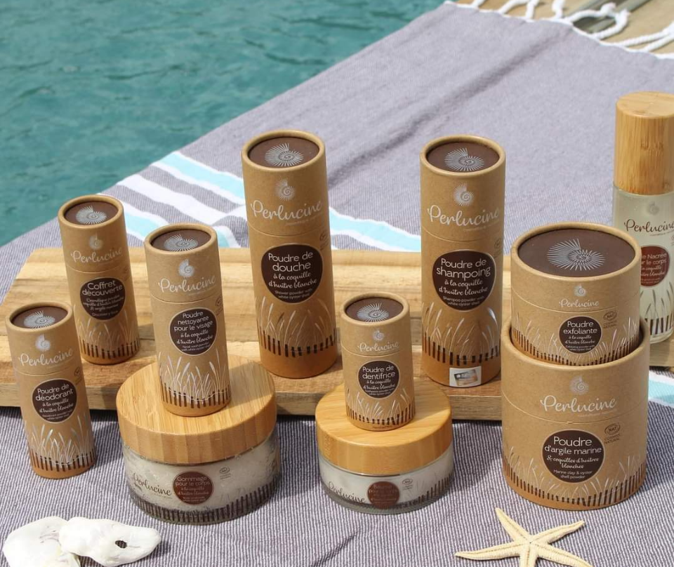 Photo de la gamme de produits Perlucine sur au bord d'une piscine