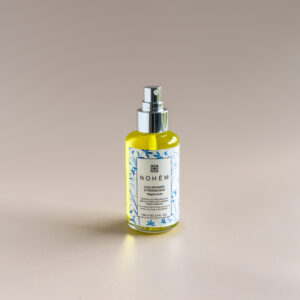 Flacon d’huile Nohèm posé dans une cabine de soin à Ty Détente, Le Hézo.