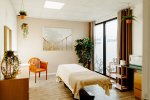 Cabine de soin chaleureuse et relaxante de l'institut Ty Détente, proche de Vannes, Sarzeau, Saint-Amel