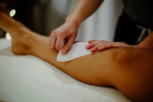 Épilation des jambes au Salon de bien-être Ty Détente