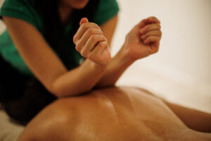 Massage des épaules et de la tête au Salon de bien-être Ty Détente, proche de Vannes, Sarzeau, Saint-Amel