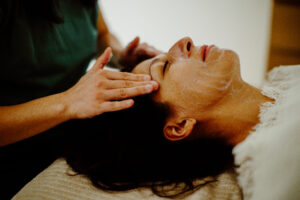 Soin visage détente au Salon de bien-être Ty Détente, près de Vannes, Sarzeau et Saint-Amel