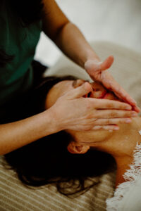 Soin du visage relaxant au Salon de bien-être Ty Détente, proche de Vannes, Sarzeau et Saint-Amel.